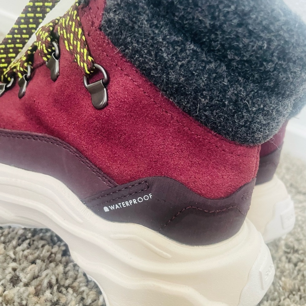 Sorel Burgundy and Black Winter Boots - Picture 6 of 8